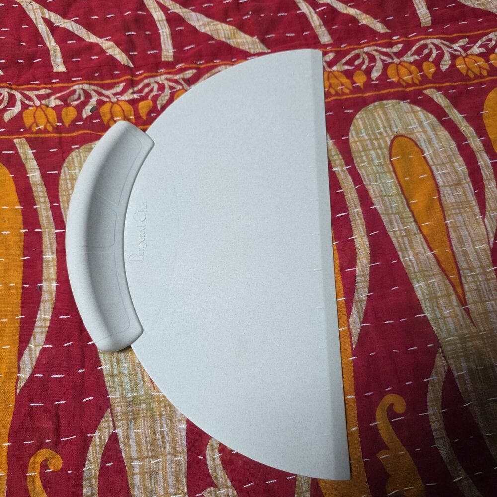 Pampered Chef White Plastic Dough Scraper Cutter w/ Handle, Graduated